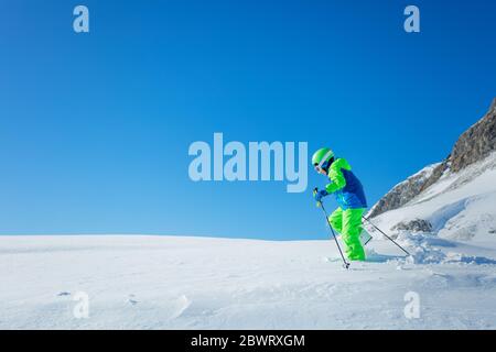 Ragazzo in scuola escursionistica divertirsi nella neve concetto di attività invernale Foto Stock