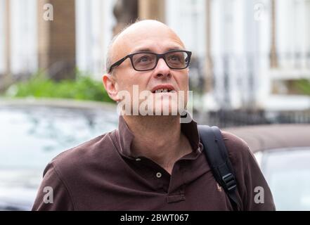 Westminster, Regno Unito. 03 giugno 2020. Dominic Cummings, consulente politico di Boris Johnson, lascia la sua casa per recarsi a Downing Street. È stato sotto controllo da quando ha viaggiato 260 miglia a Durham e poi ha proseguito su un 30 minuti di guida al castello di Barnard per verificare la sua vista. Credit: Tommy London/Alamy Live News Foto Stock