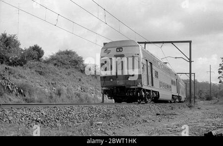 Treno elettrico suburbano Goninan a Gosford, New South Wales, Australia. 1987. Foto Stock