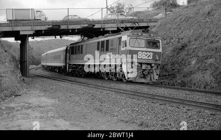 Locomotiva elettrica di classe 86 n. 8623 che traina un treno passeggeri a Gosford, New South Wales, Australia. 1987. Foto Stock