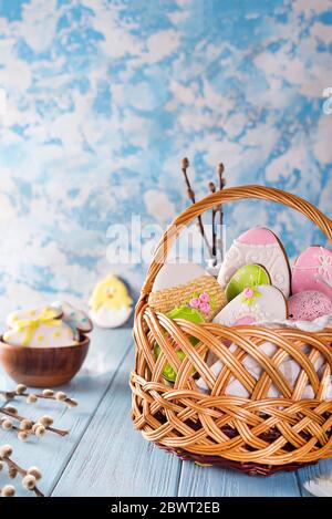 Decorate Pasqua i cookie in un cestino . Pasqua la cottura. In casa coniglietto di pasqua biscotto e zucchero, uova di Pasqua il concetto di supporto. Una fotografia macro con SHA Foto Stock