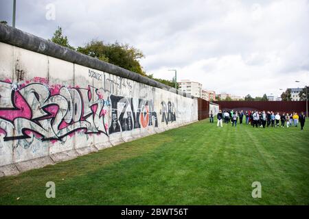 BERLINO, GERMANIA - SETTEMBRE 17 : i tedeschi e i viaggiatori stranieri visitano il Muro di Berlino o Berliner Mauer barriera in cemento protetta tagliata ad ovest e eas Foto Stock