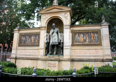 BERLINO, GERMANIA - SETTEMBRE 17 : Denkmal Albrecht von Graefe monumento sulla strada Schumannstrasse per i tedeschi e stranieri visitano a Berli Foto Stock