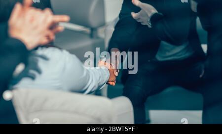 primo piano. gli uomini d'affari si salutano in ufficio. Foto Stock