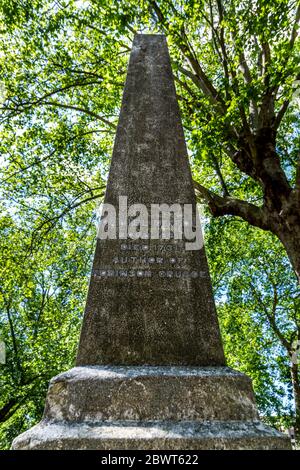 Obelisco al sito della tomba di Daniel Defoe, autore di Robinson Crusoe, Bunhill Fields Burial Ground, Londra, Regno Unito Foto Stock