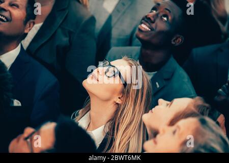 gruppo di giovani uomini d'affari felici che guardano in su Foto Stock