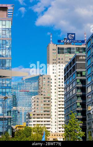 Varsavia, Mazovia / Polonia - 2020/05/22: Vista panoramica degli edifici commerciali e residenziali di architettura moderna nel quartiere degli affari del centro di Wola Foto Stock