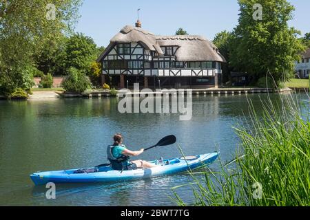 Inghilterra, Berkshire, Tamigi vicino a Wargrave, canoa Foto Stock