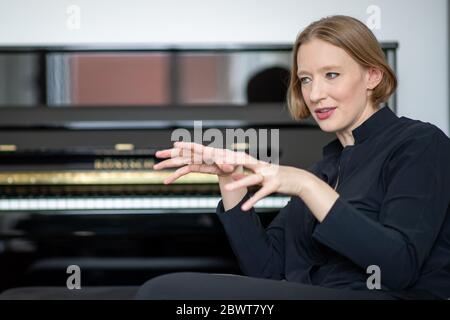 Norimberga, Germania. 25 Maggio 2020. Joana Mallwitz, direttore e direttore generale di musica presso lo Staatstheater Nürnberg, è seduto nel suo ufficio durante un'intervista. A poco a poco, i teatri e le sale da concerto possono riaprirsi. Ma la normalità è ben lungi dall'essere in vista. Il direttore Mallwitz sta cercando di fare il meglio della crisi artisticamente. Credit: Daniel Karmann/dpa/Alamy Live News Foto Stock