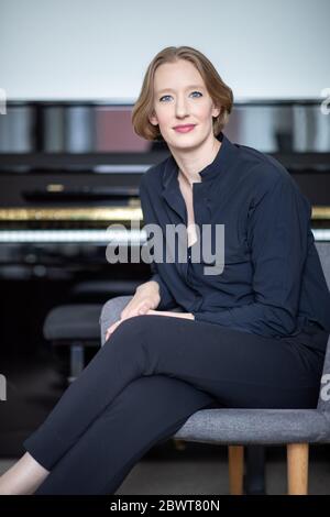 Norimberga, Germania. 25 Maggio 2020. Joana Mallwitz, direttore e direttore generale di musica presso lo Staatstheater Nürnberg, è seduto nel suo ufficio durante un'intervista. A poco a poco, i teatri e le sale da concerto possono riaprirsi. Ma la normalità è ben lungi dall'essere in vista. Il direttore Mallwitz sta cercando di fare il meglio della crisi artisticamente. Credit: Daniel Karmann/dpa/Alamy Live News Foto Stock