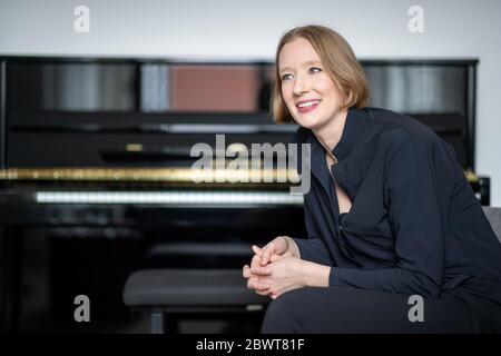 Norimberga, Germania. 25 Maggio 2020. Joana Mallwitz, direttore e direttore generale di musica presso lo Staatstheater Nürnberg, è seduto nel suo ufficio durante un'intervista. A poco a poco, i teatri e le sale da concerto possono riaprirsi. Ma la normalità è ben lungi dall'essere in vista. Il direttore Mallwitz sta cercando di fare il meglio della crisi artisticamente. Credit: Daniel Karmann/dpa/Alamy Live News Foto Stock