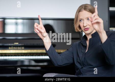 Norimberga, Germania. 25 Maggio 2020. Joana Mallwitz, direttore e direttore generale di musica presso lo Staatstheater Nürnberg, è seduto nel suo ufficio durante un'intervista. A poco a poco, i teatri e le sale da concerto possono riaprirsi. Ma la normalità è ben lungi dall'essere in vista. Il direttore Mallwitz sta cercando di fare il meglio della crisi artisticamente. Credit: Daniel Karmann/dpa/Alamy Live News Foto Stock