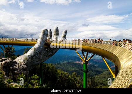 Il ponte d'oro sul cielo per camminare sulle colline di Ba Na, da Nang, Vietnam nell'agosto 2019 Foto Stock