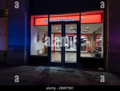 New York, NY - 2 giugno 2020: La filiale della Bank of America vandalizzata a SoHo durante la pandemia del COVID-19 e indignata per l'uccisione di George Floyd Foto Stock