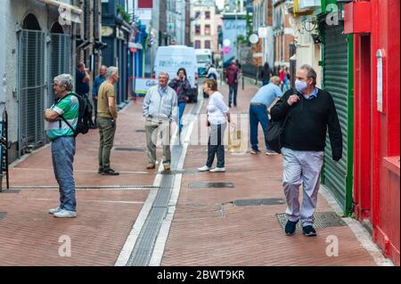 Cork, Irlanda. 3 Giugno 2020. Uno shopper indossa una maschera a Cork City per proteggersi dal Covid-19. Credit: Notizie dal vivo di AG/Alamy Foto Stock