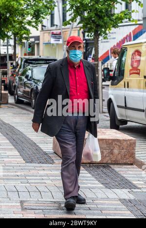 Cork, Irlanda. 3 Giugno 2020. Uno shopper indossa una maschera a Cork City per proteggersi dal Covid-19. Credit: Notizie dal vivo di AG/Alamy Foto Stock