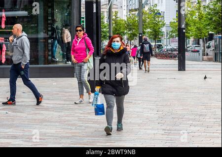 Cork, Irlanda. 3 Giugno 2020. Un acquirente indossa una maschera facciale a Cork City per proteggersi dal Covid-19. Credit: Notizie dal vivo di AG/Alamy Foto Stock