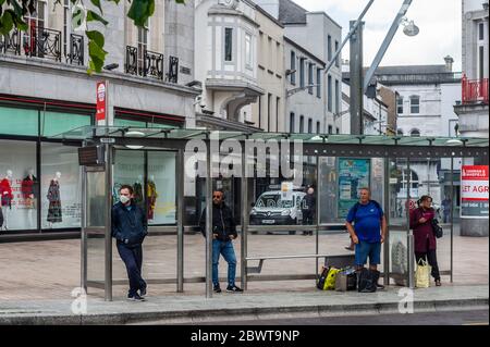 Cork, Irlanda. 3 Giugno 2020. Un uomo in una fermata dell'autobus indossa una maschera facciale per proteggersi da Covid-19. Credit: Notizie dal vivo di AG/Alamy Foto Stock