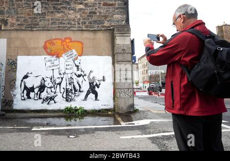 Un nuovo pezzo di arte di strada del Rebel Bear è apparso su un muro a Leith, Edimburgo, mentre la Scozia sta entrando nella prima fase del piano del governo scozzese per il graduale sollevamento della chiusura. Foto Stock