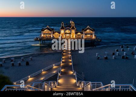 Il molo di Sellin sull'isola di Rügen di notte Foto Stock