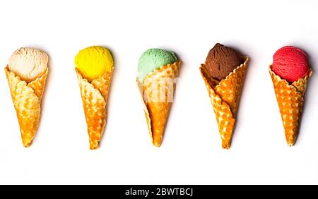 Varie Il gelato scoop su sfondo bianco con sfere assortiti di vaniglia, Cioccolato, fragola e toffee gelato in cialde. Foto Stock