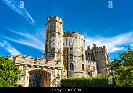 Porta di San Giorgio con la Torre di Re Edoardo III al Castello di Windsor in Inghilterra Foto Stock