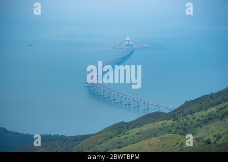 Hong Kong. 3 Giugno 2020. Foto scattata il 24 ottobre 2019 mostra una vista del ponte di Hong Kong-Zhuhai-Macao dalla funivia 'Ngong Ping 360' di Hong Kong, nella Cina meridionale. PER ANDARE CON XINHUA TITOLI DEL 3 GIUGNO 2020 credito: Cheong Kam Ka/Xinhua/Alamy Live News Foto Stock