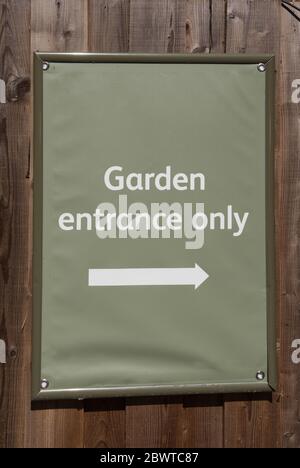 'Garden Entrance Only' segno attaccato ad una recinzione di legno in Devon Rurale, Inghilterra, Regno Unito Foto Stock