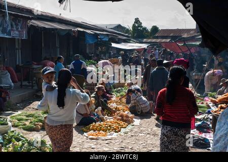 Un tradizionale mercato birmano nel fine settimana in una città di Taunggyi, Myanmar Foto Stock