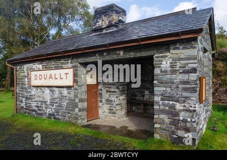 Dduallt, Galles del Nord, Regno Unito: 14 settembre 2017: Una vista generale del rifugio dell'area d'attesa a Dduallt sulla Ferrovia di Ffestiniog. La stazione è senza equipaggio e un Foto Stock