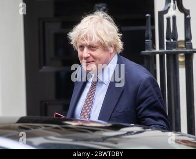 Londra, Regno Unito. 3 Giugno 2020. Il primo ministro Boris Johnson lascia 10 Downing Street per recarsi al Parlamento per le interrogazioni del primo ministro. Sarà la quarta volta che si trova a dover affrontare Keir Starmer attraverso la scatola di spedizione. Credit: Tommy London/Alamy Live News Foto Stock