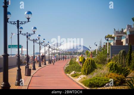 RUSSIA, SOCHI - 13 SETTEMBRE 2019: Nuovo argine ad Adler è molto adatto per il comfort estivo di svago sul mare. Foto Stock