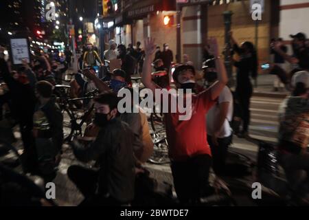 BROOKLYN, NY: 2 GIUGNO: Giorno 6 della protesta della morte di George Floyd e del primo giorno del coprifuoco delle 20:00 imposto da New York City come manifestanti convergono in violazione dopo il coprifuoco sul Barclays Center il 2 giugno 2020 a Brooklyn, New York City. Credit: Mpi43/MediaPunch Foto Stock