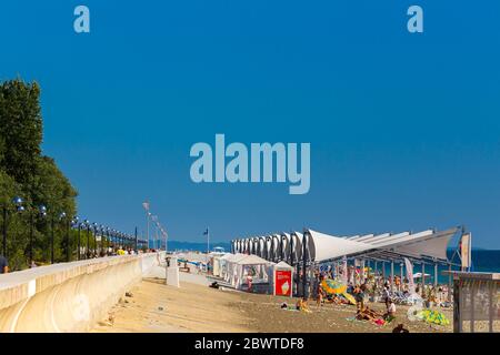 RUSSIA, SOCHI - 13 SETTEMBRE 2019: Nuovo argine ad Adler è molto adatto per il comfort estivo di svago sul mare. Foto Stock