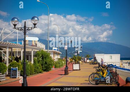 RUSSIA, SOCHI - 13 SETTEMBRE 2019: Nuovo argine ad Adler è molto adatto per il comfort estivo di svago sul mare. Foto Stock