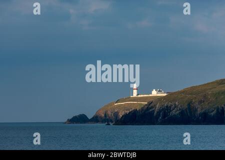 Galla Head, Cork, Irlanda. 03 giugno 2020. Faro di Galley Head sull'isola di Dundeady illuminato dai primi ceppi di luce mattutina nella contea di Cork, Irlanda. - credito; David Creedon / Alamy Live News Foto Stock