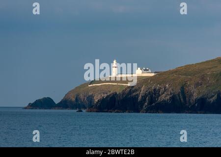 Galla Head, Cork, Irlanda. 03 giugno 2020. Faro di Galley Head sull'isola di Dundeady illuminato dai primi ceppi di luce mattutina nella contea di Cork, Irlanda. - credito; David Creedon / Alamy Live News Foto Stock