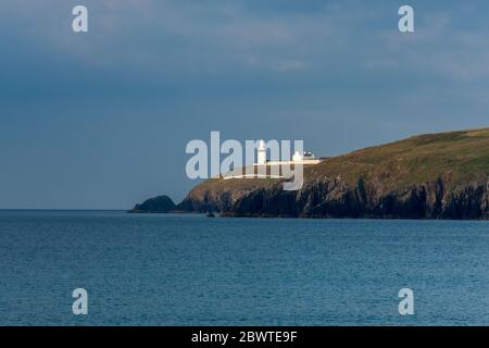 Galla Head, Cork, Irlanda. 03 giugno 2020. Faro di Galley Head sull'isola di Dundeady illuminato dai primi ceppi di luce mattutina nella contea di Cork, Irlanda. - credito; David Creedon / Alamy Live News Foto Stock