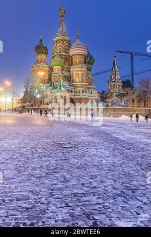 RUSSIA, MOSCA - 13 FEBBRAIO 2019: La città bella illuminazione di strada di natale su Capodanno Foto Stock