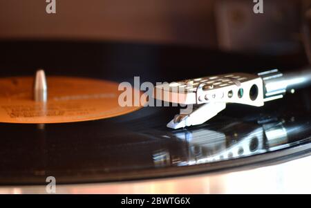 La magia di un disco rotante e di una diffusione musicale Foto Stock