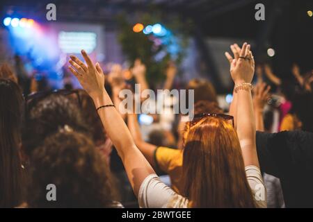 Congregazione cristiana adorare Dio insieme Foto Stock