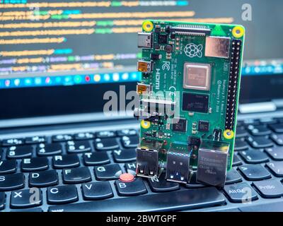 Galati, ROMANIA - 22 marzo 2020: Primo piano di un Raspberry Pi 4 modello-B su una tastiera per laptop. Raspberry Pi è un comp. A scheda singola con carta di credito Foto Stock