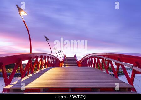 Ponte Python o High Bridge ad Amsterdam collegato lo Stuurmankade e Panamakade. I ponti di ferro hanno la forma di un serpente rosso durante il tramonto con Foto Stock