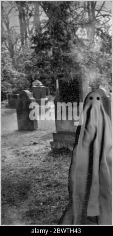 fantasma avvistato in un vecchio cimitero 3d illustrazione Foto Stock