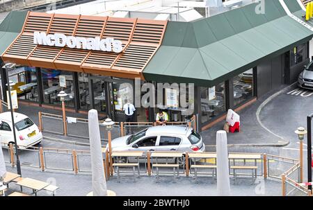 Brighton UK 3 giugno 2020 - il ristorante McDonald's Drive Thru a Brighton Marina dopo la riapertura di oggi dove stanno operando un sistema di gestione del traffico per tenere le code giù: Credit Simon Dack / Alamy Live News Foto Stock