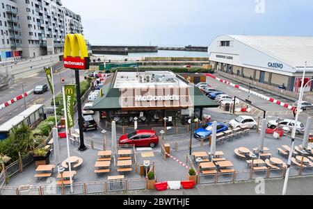 Brighton UK 3 giugno 2020 - il ristorante McDonald's Drive Thru a Brighton Marina dopo la riapertura di oggi dove stanno operando un sistema di gestione del traffico per tenere le code giù: Credit Simon Dack / Alamy Live News Foto Stock