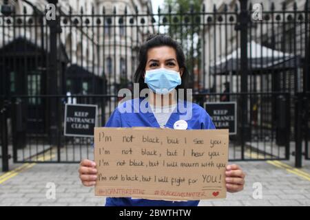 Nurse Ameera Sheikh protesta fuori Downing Street, Londra, chiedendo un aumento delle retribuzioni, una vera protezione contro COVID-19 e il rilascio della revisione della Public Health England per LA MORTE del personale DI NHS ZOPPO. Foto Stock