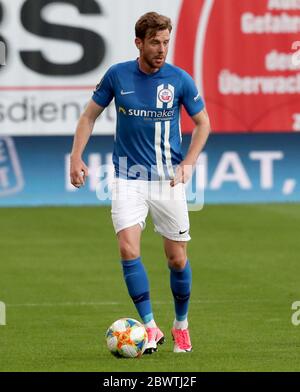 Rostock, Germania. 02 giugno 2020. Calcio: 3° campionato, 29° incontro, Hansa Rostock - SV Waldhof Mannheim all'Ostseestadion. Maximilian Ahlschwede di Rostock in azione. Credit: Bernd Wüstneck/dpa-Zentralbild/ZB/dpa/Alamy Live News Foto Stock