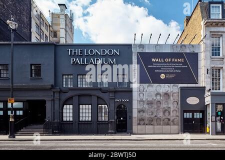 London Palladium Stage door and Wall of Fame a Great Marlborough Street, Londra, Regno Unito Foto Stock