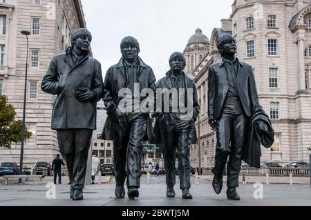 Intorno al Regno Unito - la statua iconica dei Beatles sul lungomare di Liverpool eretta nel 50° anniversario del loro ultimo concerto all'Impero di Liverpool Foto Stock